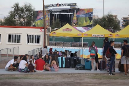 Jóvenes esperando el momento de instalarse en Burriana.