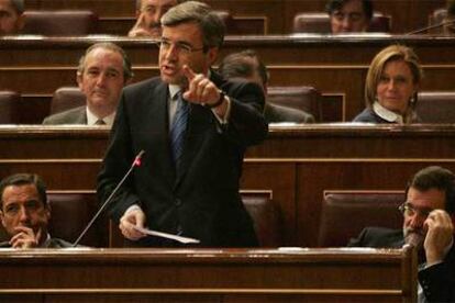 El secretario general del PP, Ángel Acebes, durante la sesión de control en el Congreso.