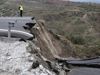 Un deslizamiento de terreno produce en enero un desprendimiento de 50 metros de extensión y 8 de profundidad en el kilómetro 247 de la autovía A-92, a la entrada del municipio de Jun (Granada).
