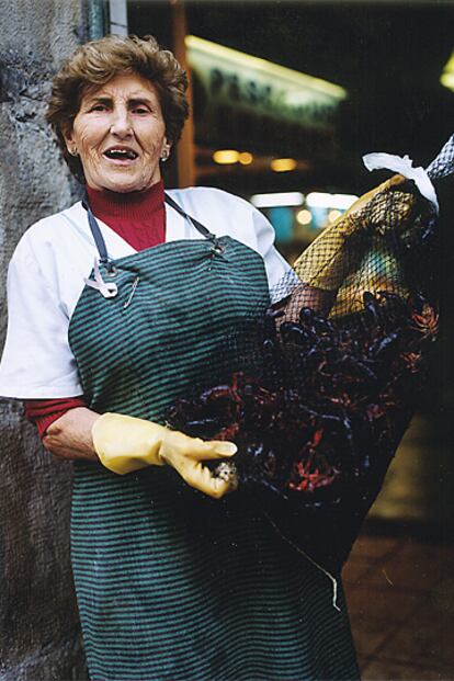 Desde su puesto de vendedora de marisco en el mercado de la Esperanza ha observado la ciudad en los últimos 30 años.