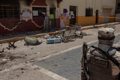 La Guardia Nacional resguarda el Palacio Municipal de Progreso de Obregón, incendiado el viernes en protesta por la muerte de Beatriz Hernández.