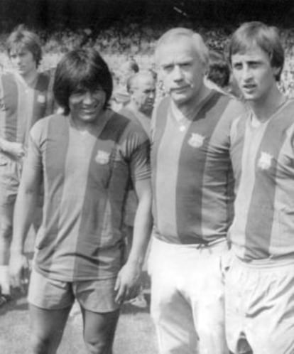Sotil, a la izquierda de la foto, junto a  Weisweiler y Cruyff. 