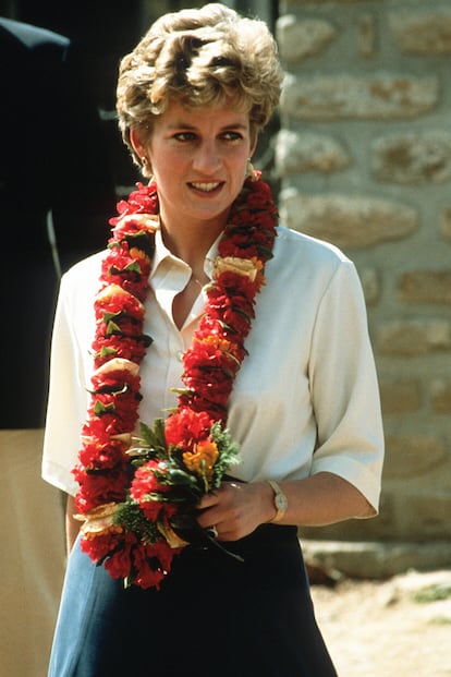 Muchos son los guiños de las nueras de Lady Di a la princesa. Diana también se colgó un collar de flores del cuello en su visita a Nepal en 1993.