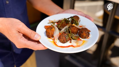 Albóndigas con tzatziki y muhammara de Mula Bar