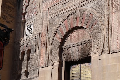 Manchas en una de las fachadas de la Mezquita de Córdoba causadas por el fuego.