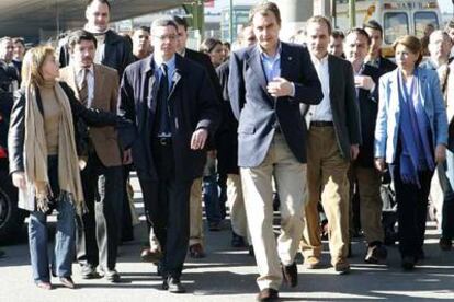 El presidente Zapatero, en su visita a la zona, acompañado por el alcalde de Madrid ( a su derecha) y los ministros de Interior y Fomento (a su izquierda).