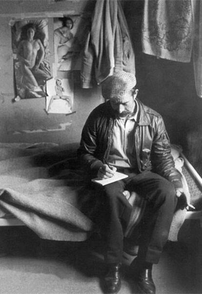 Un emigrante escribe unas líneas. La imagen está tomada en una barraca en Suiza a primeros de los setenta.