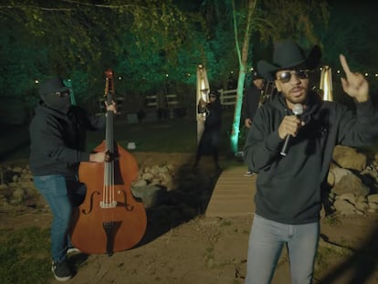 Carlos Anderson, 'El Obama', y su banda en un fotograma del video musical 'Protégeme Señor'.