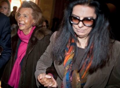 Liliane Bettencourt y su hija Françoise a la salida del desfile de Giorgio Armani.