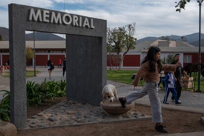 Una niña cabildana juega en el memorial de los ejecutados políticos durante la dictadura de Pinochet.
