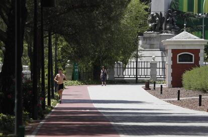 Un corredor este viernes en el parque Canal de Isabel II.