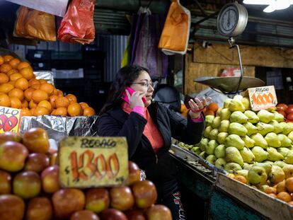 Una vendedora de frutas en la Vega Central, el mercado más popular de Santiago, Chile.