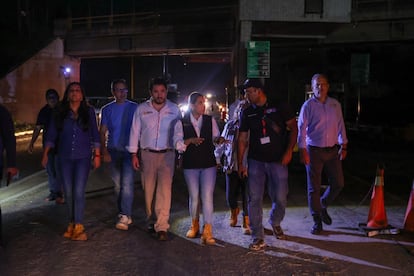 Evelyn Salgado, gobernadora del Estado de Guerrero, recorre un calle en Acapulco para evaluar los destrozos del huracán Otis.