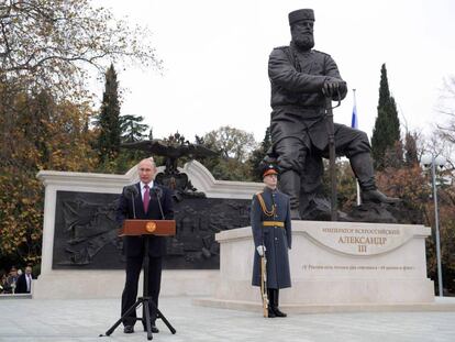 Putin da un discurso frente a la estatua de Alejandro III en Yalta, Crimea, este 18 de noviembre.