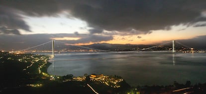 Recreación del puente de 3,3 kilómetros sobre el estrecho de Messina, entre la península itálica y Sicilia.