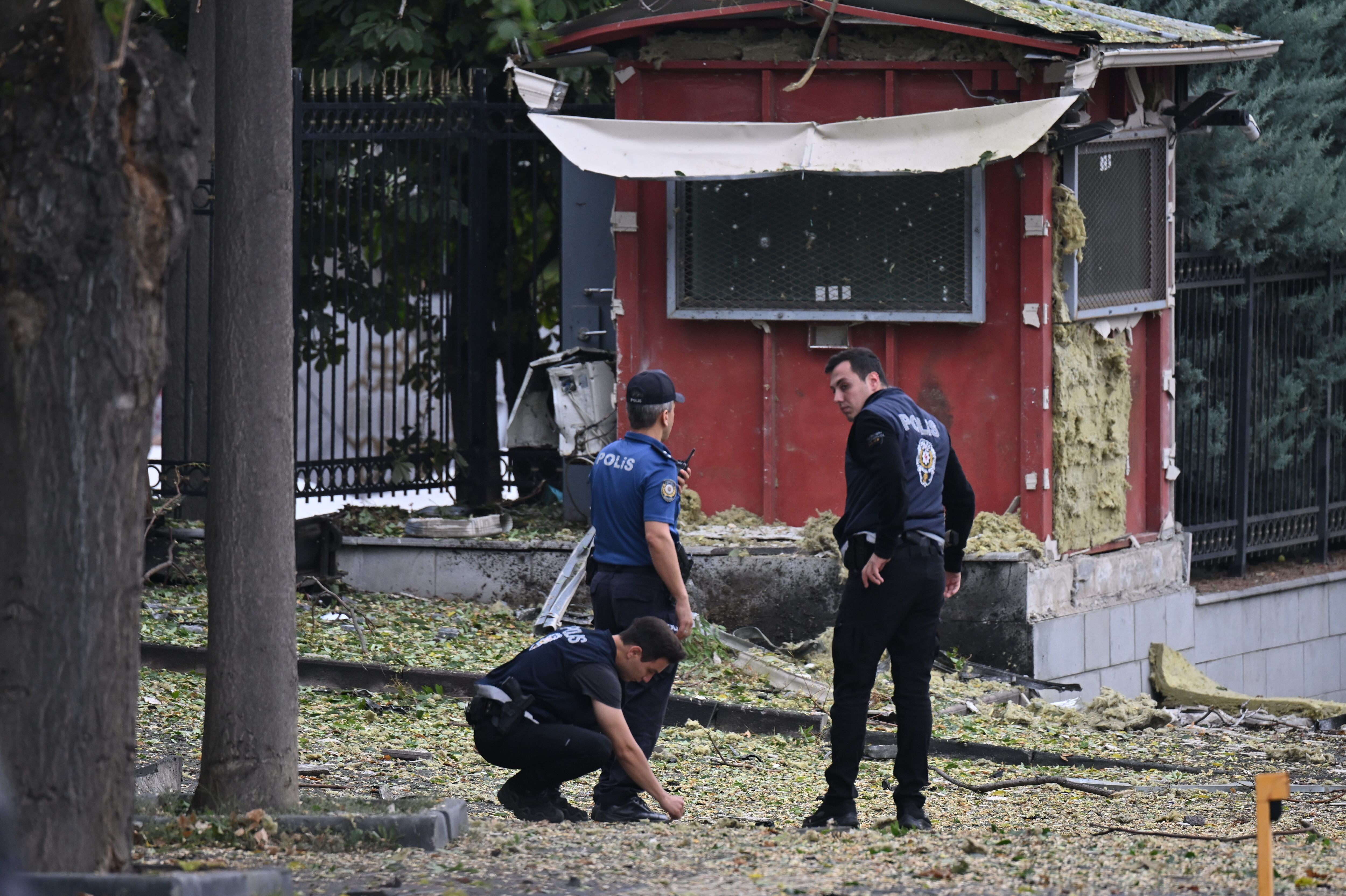 Agentes de policía inspeccionan la zona del suceso en el Ministerio del Interior. 