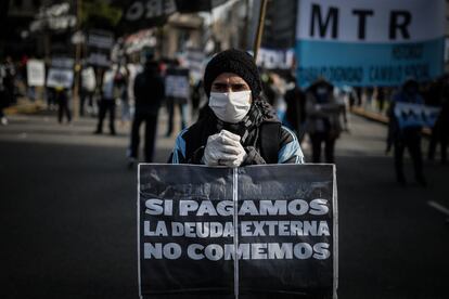 Un hombre se manifiesta el pasado día 6 de mayo contra el pago de la deuda externa, en Buenos Aires.