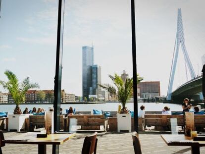 Terraza del bar Prachtig, en R&oacute;terdam, con las imponentes vistas del puente de Erasmo,