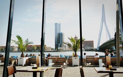 Terraza del bar Prachtig, en R&oacute;terdam, con las imponentes vistas del puente de Erasmo,