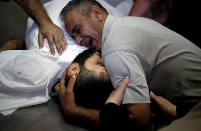 Shaher a o-Madhoon, que morreu durante o protesto na fronteira entre Israel e Gaza, e seu irmão no necrotério de um hospital no norte da Faixa de Gaza.