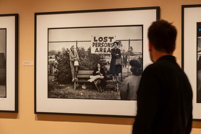 Un visitante contempla una de las fotografías de Elliott Erwitt en la exposición, en una imagen cedida por la Fundación Canal.