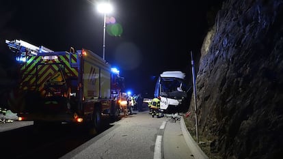 Una dotacin de bomberos junto al autobs accidentado, el 1 de diciembre.