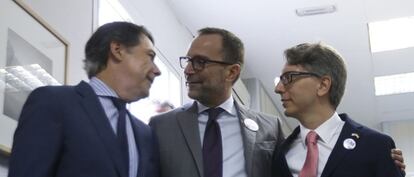Ignacio González, James Costos y Manuel Ródenas, en el centro de atención e información al colectivo LGTB.