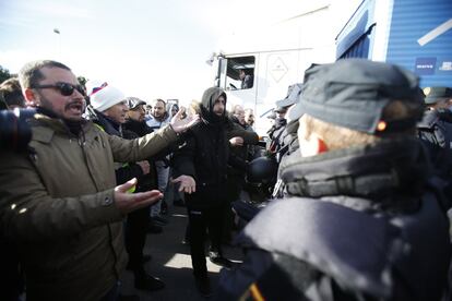 Agentes de policía intentan dispersar a los manifestantes.