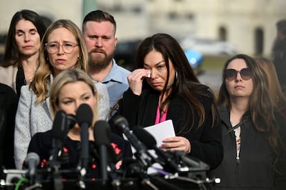 Haley Robson, superviviente de la red de tráfico sexual de menores de Jeffrey Epstein, este martes, antes de intervenir a los pies de las escaleras del Capitolio, en Washington.