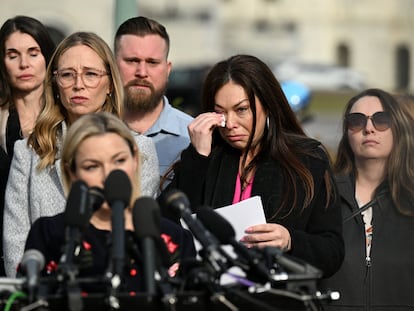 Haley Robson, superviviente de la red de tráfico sexual de menores de Jeffrey Epstein, este martes, antes de intervenir a los pies de las escaleras del Capitolio, en Washington.