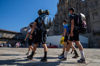 Peregrinos que realizan el camino de Santiago en verano.