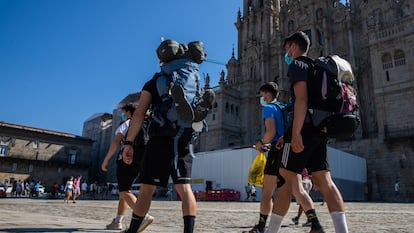Peregrinos realizam o caminho de Santiago de Compostela.