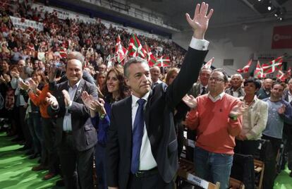 El candidato a 'lehendakari' por el PNV, Iñigo Urkullu, saluda durante el último mitin de la formación.