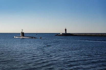 El 'Mistral' sale a mar abierto desde la base naval de Cartagena.