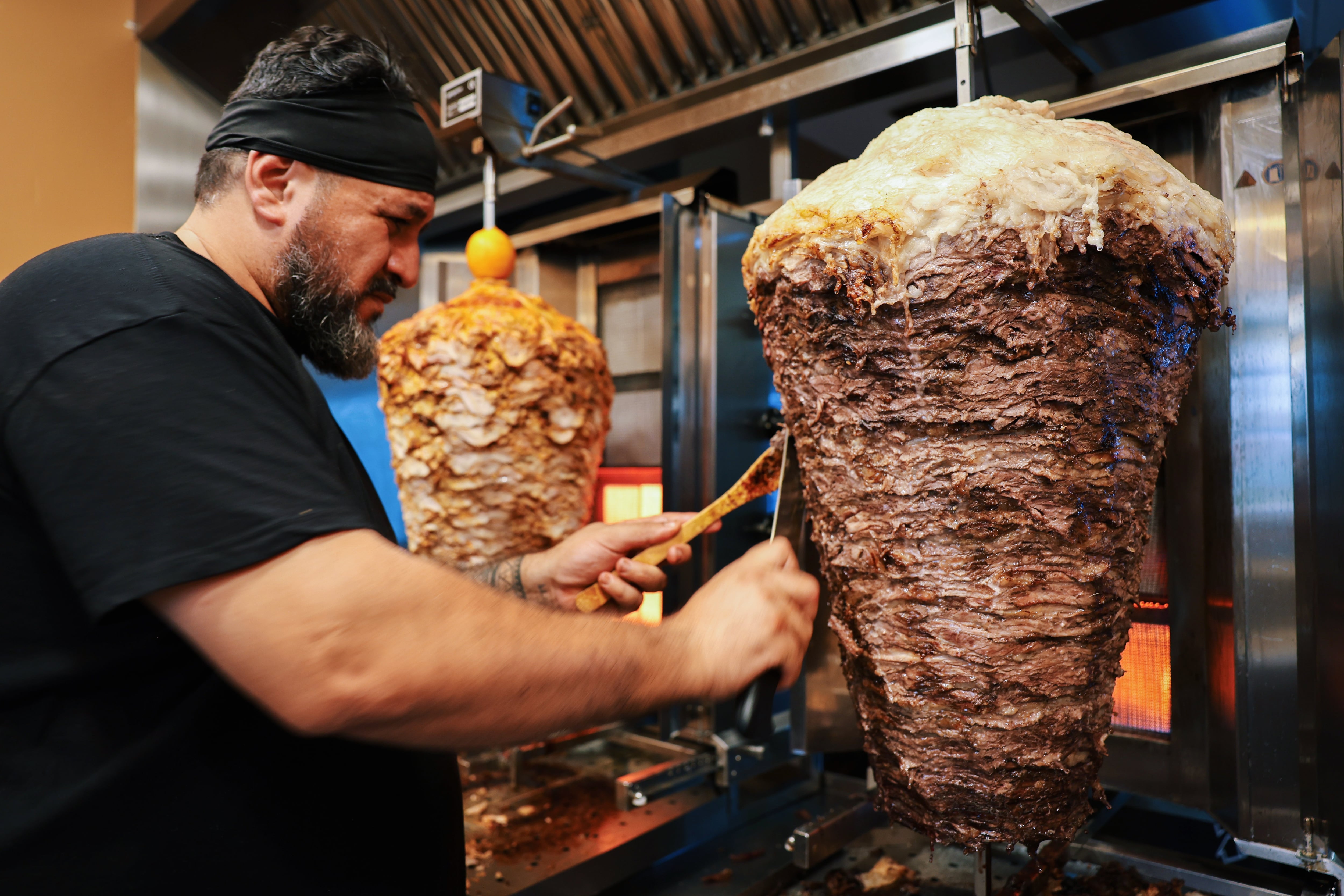 Una fusión de kebab iraquí y armenio a ocho euros triunfa en Madrid
