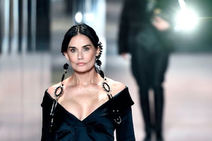 La actriz Demi Moore en la pasarela de París.