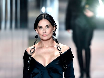 La actriz Demi Moore en la pasarela de París.