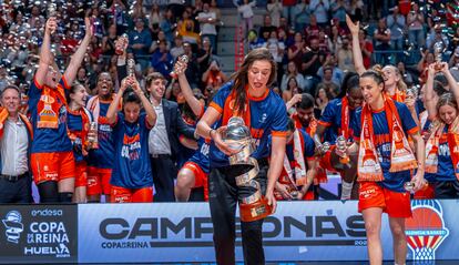 Raquel Carrera levanta el trofeo de campeonas de la Copa de la Reina en 2024.