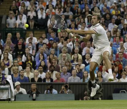 Benneteau golpea de manera acrobática la pelota durante el tercer set.