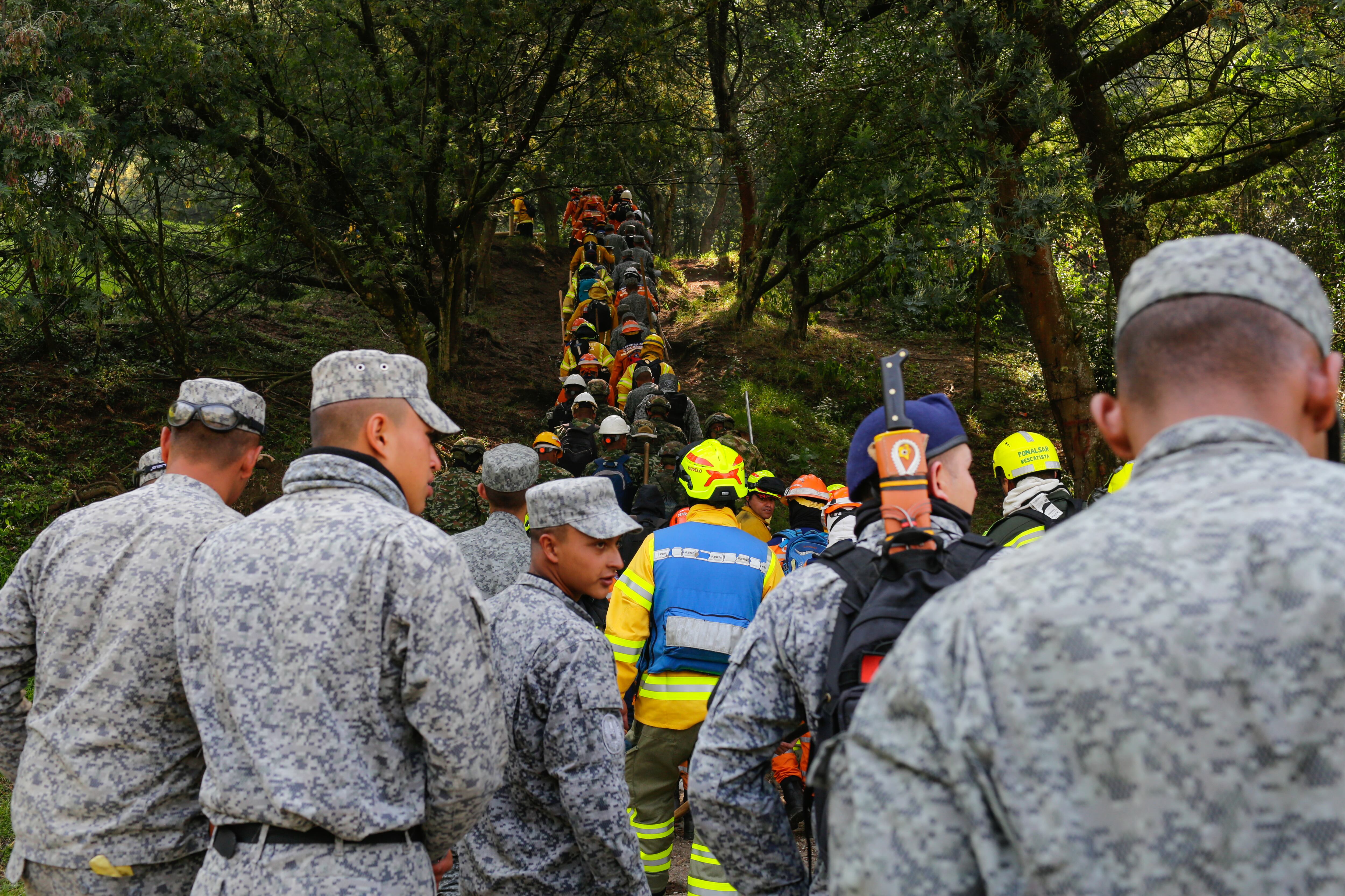 Una brigada conformada por bomberos, Defensa Civil, Policía y Ejército asciende el cerro El Cable para mitigar el incendio.