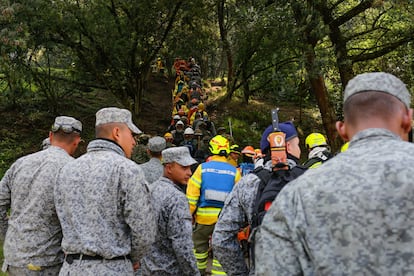 La brigada sube al cerro El Cable. dorogoda al sector Tanques del Silencio.