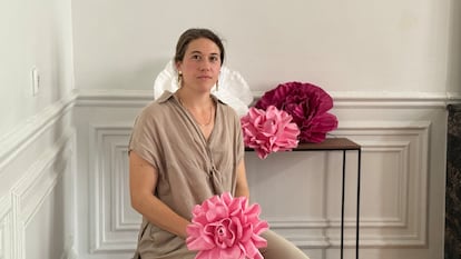 Cristina Velasco Mora con sus flores hechas de papel, esta semana en Madrid.