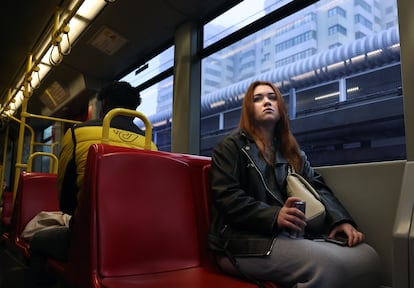 Una mujer utiliza el tren para acudir a su trabajo desde el barrio donde vive. 