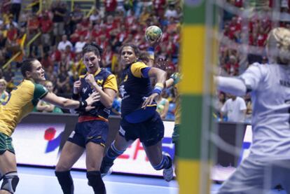 La jugadora de España Marta Mangue (c) trata de anotar ante la guardameta de Brasil Chana Masson durante el partido de cuartos de final del Mundial Femenino de Balonmano.