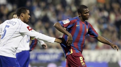 Eto'o amenaza con abandonar el campo en La Romareda, en 2006.