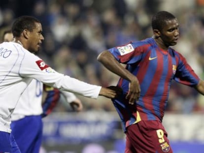 Eto'o amenaza con abandonar el campo en La Romareda, en 2006.