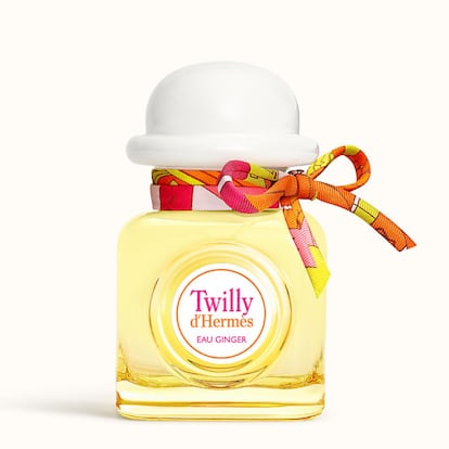 Twilly Eau Ginger es la nueva apuesta de fragancia para mujer de Hermès. Esta flamante creación está trenzada con tres ingredientes: peonía generosa y vibrante, jengibre luminoso y confitado, y cedro suave y vivo. En su caja, que presenta el diseño de Astrologie nouvelle impreso en nuevos colores, se esconde este frasco de 85 ml de capacidad adornado con un nuevo espagueti de seda y cubierto por un tapón blanco brillante. La nariz detrás de la fragancia es la perfumista suiza Christine Nagel. Precio: 130 euros.