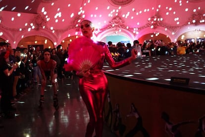 Fiesta en la exposici&oacute;n de fotograf&iacute;as de Juan Gatti &#039;Transhispania&#039;, en el Palais de Glace, en Buenos Aires. 