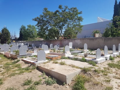 Varias tumbas del cementerio musulmán de Griñón, el único en la Comunidad de Madrid, en mayo de 2023.