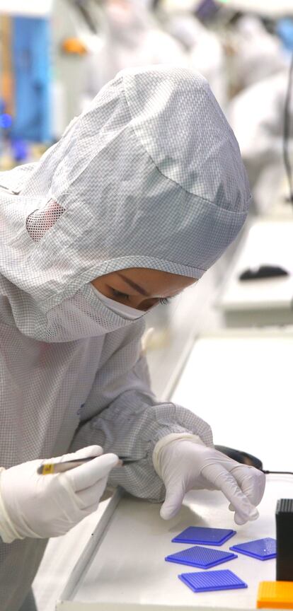 Línea de producción de semiconductores en una fábrica china